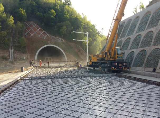 斜向预应力无缝水泥混凝土路面技术